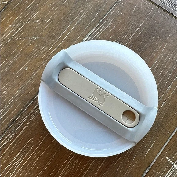 40 oz Stanley Tumbler - Picture 5 of 8